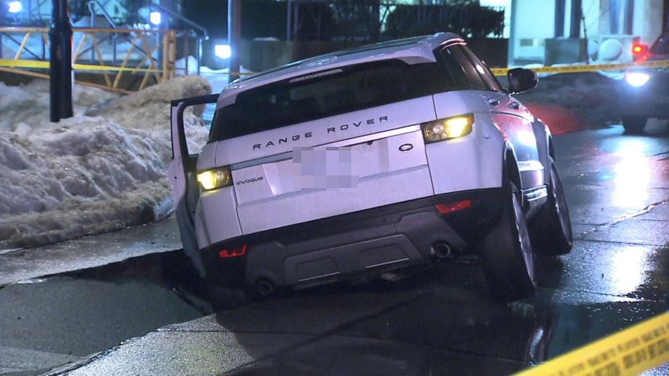 سقوط خودروی Range Rover در چاه فاضلاب خیابان