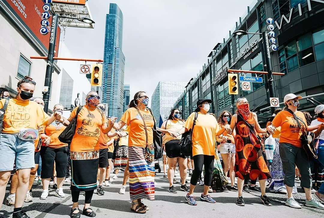تورنتو به یادبود کشته شدگان بومیان کانادا در «روز کانادا» نارنجی پوش شد