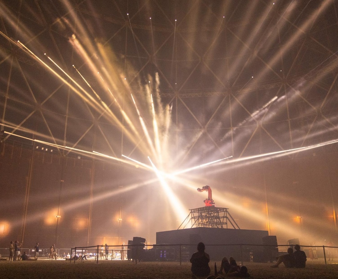 یک تجربه جدید در پیست Bentway: نمایش نورهای جادویی توسط بازوی رباتیک