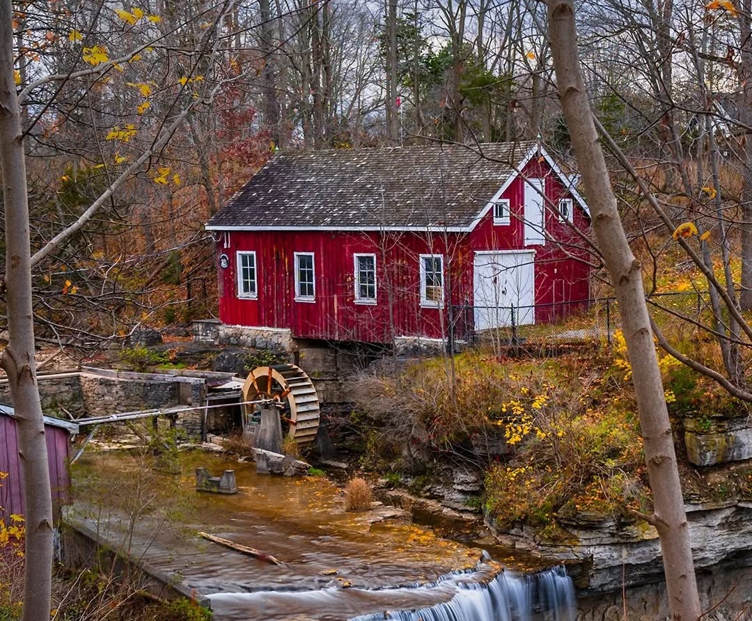 جایی میان خاطره و خیال: آسیاب تاریخی و آبشار DeCew